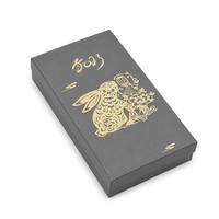 Usine personnalisé chinois rouge boîte-cadeau étui de téléphone portable emballage 2mm papier couché UV avantage feuille spécifications gaufrage aimant