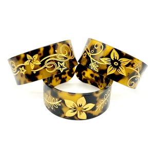 <span class=keywords><strong>Bracciale</strong></span> da Donna Easysong alla Moda, Braccialetti in Finta <span class=keywords><strong>Tartaruga</strong></span> <span class=keywords><strong>con</strong></span> Fiori, Incisioni Tribali, Larghezza 3cm - Product Image 1