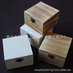 Boîte à bijoux carrée en bois de pin avec couvercle rabattable et fermoir métallique pour la décoration de bureau et l'emballage cadeau - Product Image 1