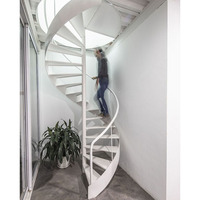 Escalier flottant moderne en acier inoxydable avec garde-corps en verre, montants ouverts, courbes rondes, escalier en arc blanc de luxe pour maison/villa