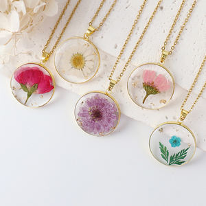 Collana pendente con fiori essiccati in resina epossidica fatta a mano da donna gioielli di fiori pressati 12 mesi collana di fiori nascita da donna - Product Image 4