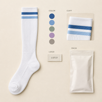 Chaussettes de compression à rayures blanches bicolores, tricotées à rayures dégradées, avec support du mollet, tableau de mesure, bordure plus large, bout plat, vérifiées