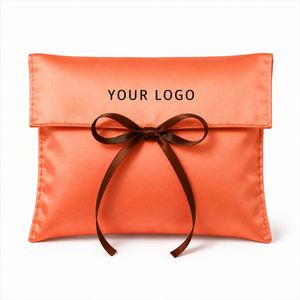 Pochette anti-poussière en satin haut de gamme personnalisable avec logo, durable et réutilisable, avec un élégant nœud en ruban pour l'affichage en magasin de produits de première qualité dans un sac en papier - Product Image 1