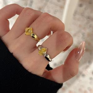 Anillo de Plata Pura S925 con Incrustaciones de Diamantes Amarillos, Diseño Elegante de Abeja Ovalada en Forma de Huevo, Engaste de Lujo con Diamantes de Alto Contenido de Carbono - Product Image 1