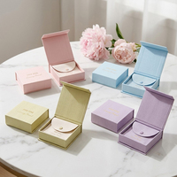 Boîte à bijoux élégante et rigide en papier magnétique avec laminage mat, gaufrage, couleurs personnalisées rose, vert, beige et pochette