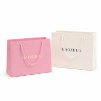 Sac en papier d'emballage cadeau de luxe personnalisé, finition de surface avec revêtement UV, sac de shopping en carton pour l'emballage de produits de haute qualité