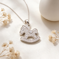 Collier Pendentif Exquis et Tendance pour Femme en Alliage de Cuivre, Design Cheval de Troie Micro-Incrusté de Zircons Transparents, Idéal au Quotidien