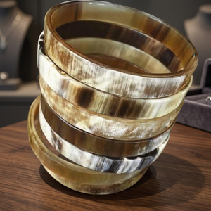 Brazaletes de cuerno DualRoot premium con extremo abierto, adorno de cuentas en el centro, joyería étnica ajustable, artesanía natural - Product Image 1
