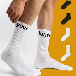 Hochwertige Damen Sport-Crew-Socken 100 % Baumwolle individuell gestricktes Buchstabenmuster Boden Manschette Logo niedriges MOQ für Herbsttage