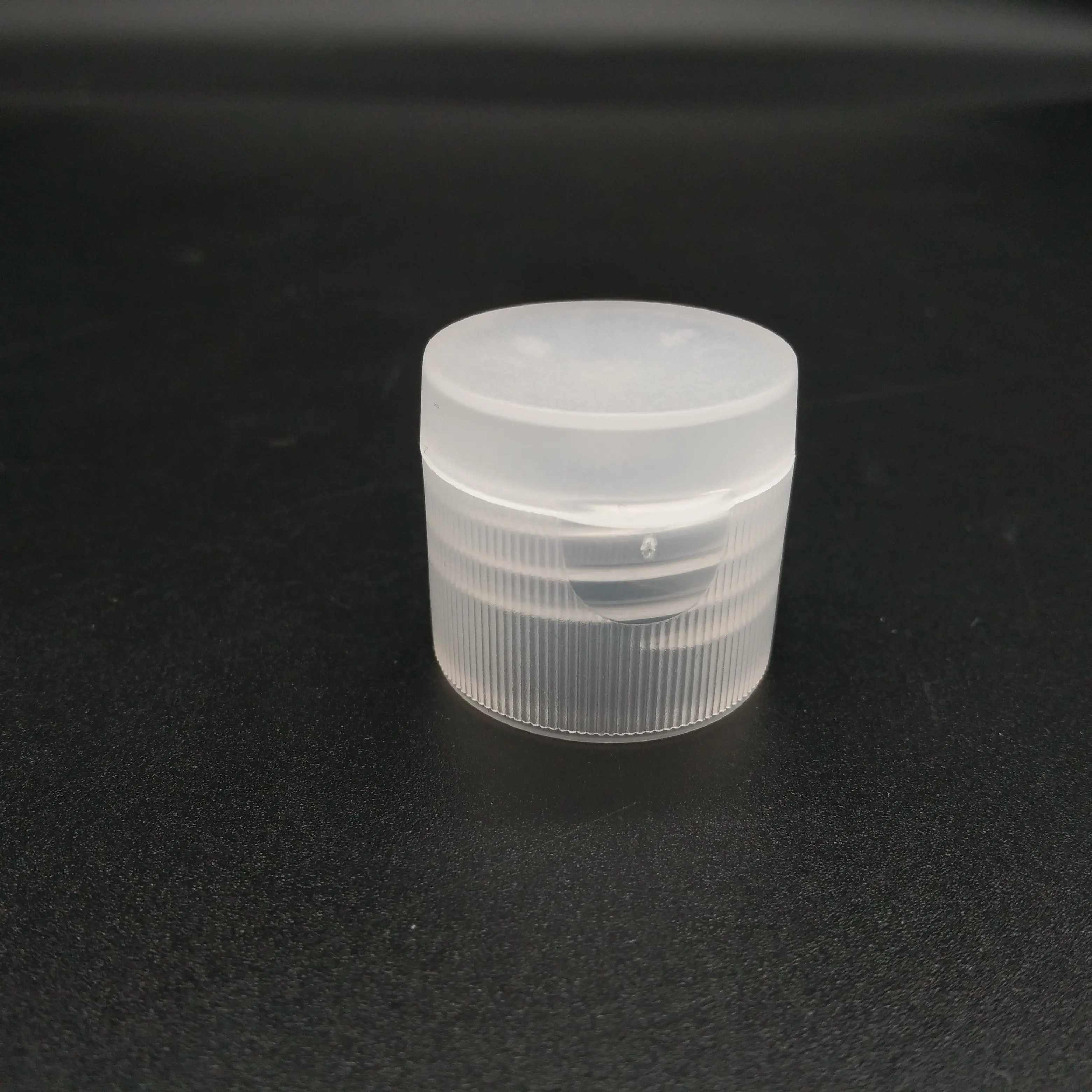 Wholesale price flip top snap on cosmetic skin care PP plastic shampoo bottle cap