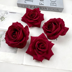 Roses en velours de soie 10cm rouges, fleurs artificielles pour décorations de mariage et de maison - Product Image 2