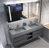 Meuble de salle de bain gris avec comptoir en marbre et double vasque