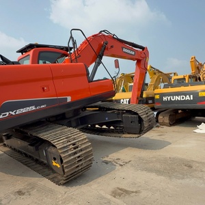Excavatrice d'occasion Doosan DX225LC-9C à prix avantageux, 22 tonnes, hydraulique, sur chenilles, pour travaux de terrassement, en stock - Product Image 6