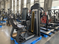 Machine à abductions de la hanche de qualité professionnelle, conçue avec précision, dotée d'un système de poulies interne fluide et d'une structure en acier, pour usage en salle de sport intérieure.