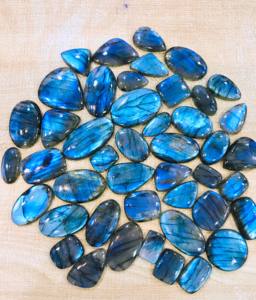 Vente en gros de cabochons en labradorite naturelle bleue scintillante de 1 kg, formes mélangées, pierres précieuses en vrac pour la fabrication de bijoux - Product Image 1