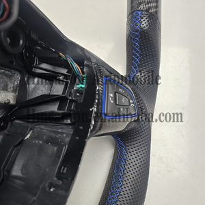 Nouveaux produits en gros : Volant de voiture classique en fibre de carbone perforée avec surpiqûres bleues pour Ford Focus - Product Image 5