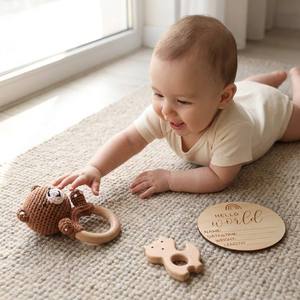 Ensemble cadeau pour nouveau-né Kaiyue : <span class=keywords><strong>Couverture</strong></span> d'emmaillotage en mousseline, hochet animal en crochet, anneau de dentition en bois, brosse, carte de développement – Nouveau coffret cadeau pour bébé - Product Image 4