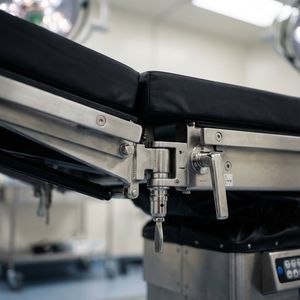 Table chirurgicale gynécologique médicale spécialisée Keling avec design ergonomique pour les suites <span class=keywords><strong>d</strong></span>'obstétrique et <span class=keywords><strong>d</strong></span>'accouchement - Product Image 5