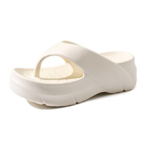 Sandales d'été confortables et antidérapantes pour femmes Guru en EVA, couleur blanc cassé, avec design bouche de poisson et talon compensé - Product Image 5