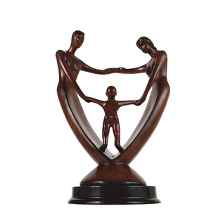 La resina de madera como una familia de tres figura romántica creativa escultura estatua