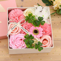 Boîte cadeau de fleurs de savon carrées multicolores, assortiment de roses, de carnations et de fleurs de cerisier pour les cadeaux de vacances, les cadeaux d'anniversaire