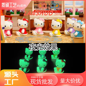 อุปกรณ์ตกแต่ง Hello Kitty ขนาดเล็ก 3 มิติ DIY ทำจากเรซิ่นพลาสติก เรืองแสงในที่มืด ของตกแต่งโต๊ะทำงาน อุปกรณ์งานฝีมือ - Product Image 1