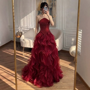 Abito da sera formale senza spalline Serene Hill LA73852 bordeaux, abito lungo in organza con volant ondulati 3D, per invitati a matrimoni - Product Image 1