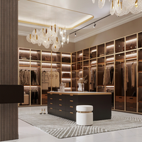Dressing de luxe autoportant avec cadre doré, éclairage LED, armoire en bois sur mesure en forme de L, îlot central pour hôtel et école