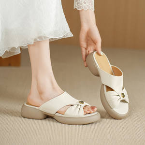 Sandalias de mujer cómodas con volantes, diseño floral, de metal, suaves, sin cordones, de suela gruesa, punta abierta, punta redonda y tacón bajo. - Product Image 2