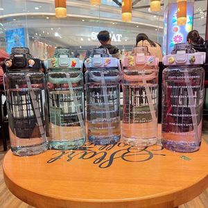 แก้วน้ำความจุมาก ปลอดสาร BPA ขนาด 2 ลิตร ครึ่งแกลลอน สำหรับออกกำลังกาย ฟิตเนส กีฬา ขวดน้ำพลาสติกใสพร้อมตัวบอกเวลาและหลอดดูด - Product Image 2