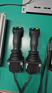 Joysticks Inteligentes de 4-6 Canales Más Vendidos para Máquinas Forestales con Carcasa de Aluminio y Código Fijo - Product Image 2