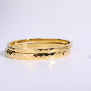 กำไลข้อมือสแตนเลสแฟชั่น สลักโลโก้ได้ ลายคลื่นน้ำ - Product Image 1