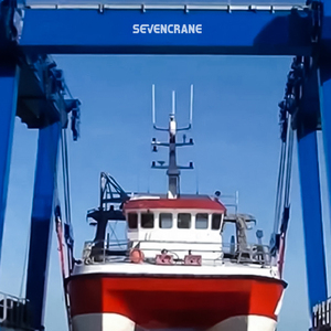 Grue de levage de bateaux pour fabricants, grue portique de levage de yachts de 150 tonnes, 300 tonnes, 500 tonnes, 800 tonnes pour chantier naval - Product Image 1
