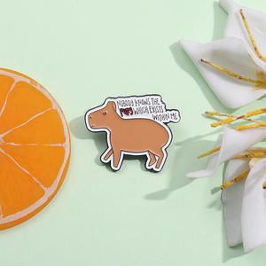 Simpatiche spille in smalto capibara personalizzate nessuno sa dentro di ME spille risvolti con risvolto regalo di gioielli animali per bambini - Product Image 4