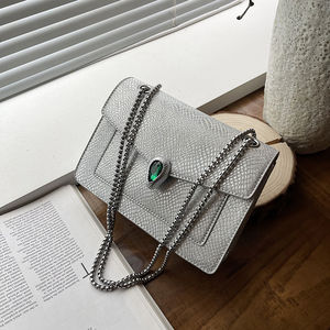 حقيبة كتف نسائية فضية بتصميم جديد مزينة بالأحجار الكريمة، حقيبة كروس فاخرة بسلسلة وسحاب من جلد البولي يوريثان الشهيرة - Product Image 2