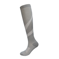 Nouvelles chaussettes de compression pour le cyclisme et la course à pied pour hommes et femmes, chaussettes longues de sport d'extérieur - Vente en gros, nom du produit en acier au carbone et zinc
