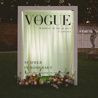 Boîte de photomaton magazine en promotion pour mariages et événements, style Vogue avec portes