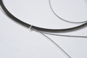 Lame <span class=keywords><strong>de</strong></span> couteau à bande oscillante pour machine à contour CNC avec dents pour couper la mousse, le PU, etc. Largeur 3mm * Épaisseur 0.6mm T 18tpi 24tpi - Product Image 3