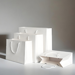 Bolsa de papel con asa Kraft impresa para regalo de lujo al por mayor, bolsas de embalaje de compras personalizadas con logotipo de marca de ropa reciclable - Product Image 2