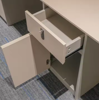 Écrans de confidentialité modernes pour bureaux commerciaux, poste de travail en métal beige, bureau modulaire pour quatre personnes