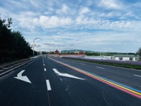 Peinture thermoplastique antidérapante rouge pour marquage routier : crée des surfaces visiblement codées par couleur pour les emplacements nécessitant une signalisation supplémentaire pour les conducteurs.