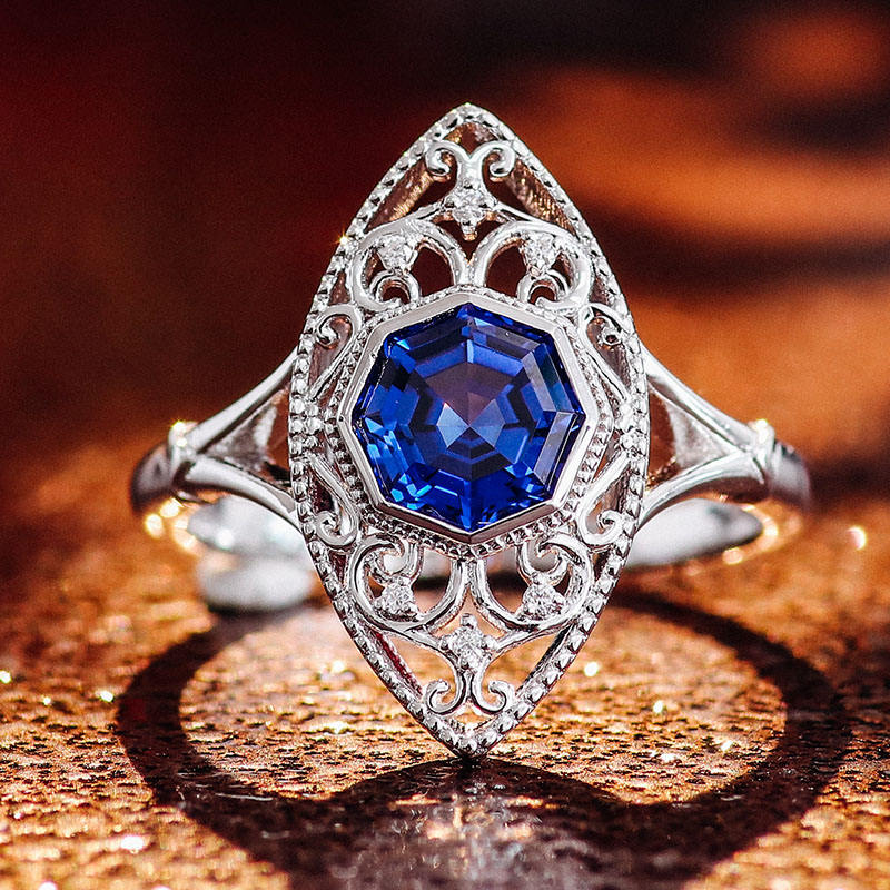 Anillo de oro macizo de 10 quilates con piedra labio