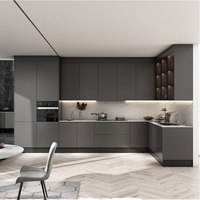 Meuble de cuisine moderne en bois laqué gris avec éclairage LED intelligent, charnières à fermeture amortie, robinet résistant à l'eau, glissières de tiroir et crédence