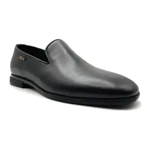 Erkekler için basit tasarım saf siyah deri ayakkabı ışık ve nefes % makosen ayakkabı hakiki deri