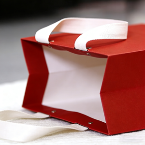 Sac en carton rouge pliable pour le commerce de détail, avec logo personnalisé, poignées à cordon doublées de coton et rivets. - Product Image 2