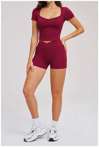 Conjunto de yoga para mujer: Top corto con cuello en V y leggings de cintura cruzada con efecto levantacola, de nailon, para gimnasio, fitness, running y ropa deportiva. - Product Image 6