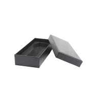 Boîte cadeau haut de gamme pour montres et bijoux, en papier couché noir mat, avec logo personnalisé, pelliculage mat, gaufrage, matériaux recyclés et doublure en mousse.