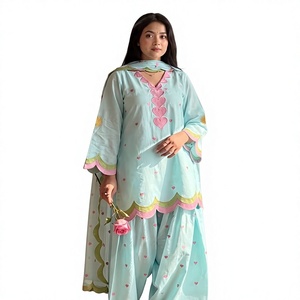 Ensemble Kurta traditionnel indien pakistanais pour femmes, bleu ciel, avec broderie de cœur rose, coupe ample, longueur au sol, tenue décontractée - Product Image 1