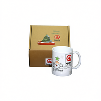 Ensemble cadeau de Noël personnalisable et lavable à marque blanche, avec tasse en céramique imprimée par transfert thermique et bonbons au chocolat faits sur mesure