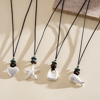 Collier en cuir rétro européen et américain pour femmes, avec pendentifs en céramique en forme de poisson, de cœur et d'étoile ; Collier minimaliste avec pendentif